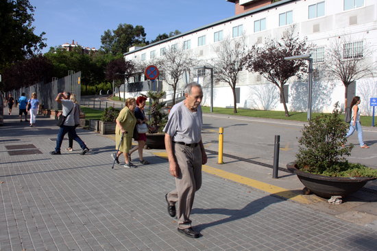 An older man enjoys an afternoon walk in the sun (by Joana Garreta)